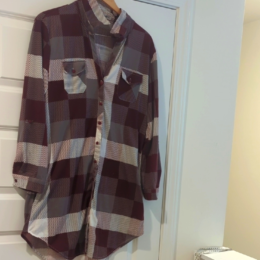White Mark Striped Shirt in Burgundy and Gray Like New P2P 22 L36